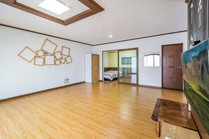 Room (101) | Free WiFi, bed sheets - Neulpureun Pension (Yeongdeok)