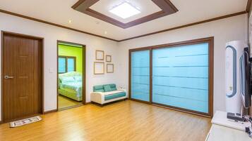 ๋ฃธ (201) | ๋ฌด๋ฃ WiFi, ์นจ๋ ์ํธ