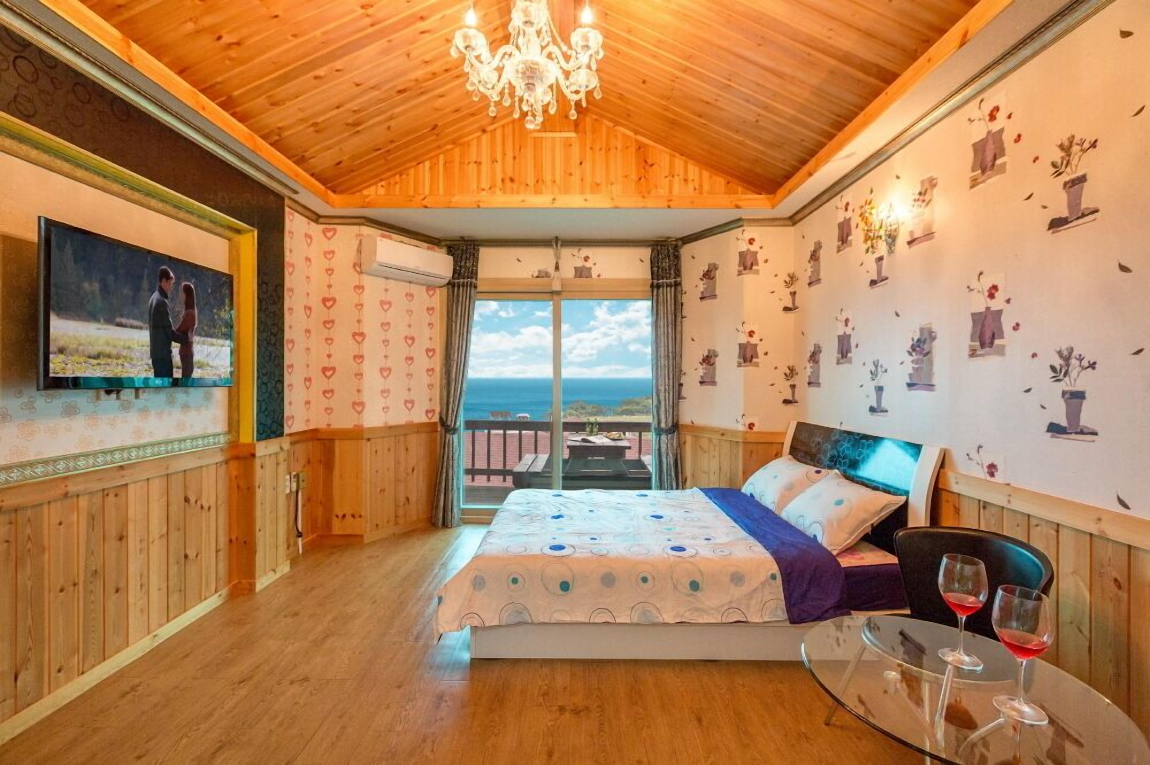 Room (204) | Free WiFi, bed sheets