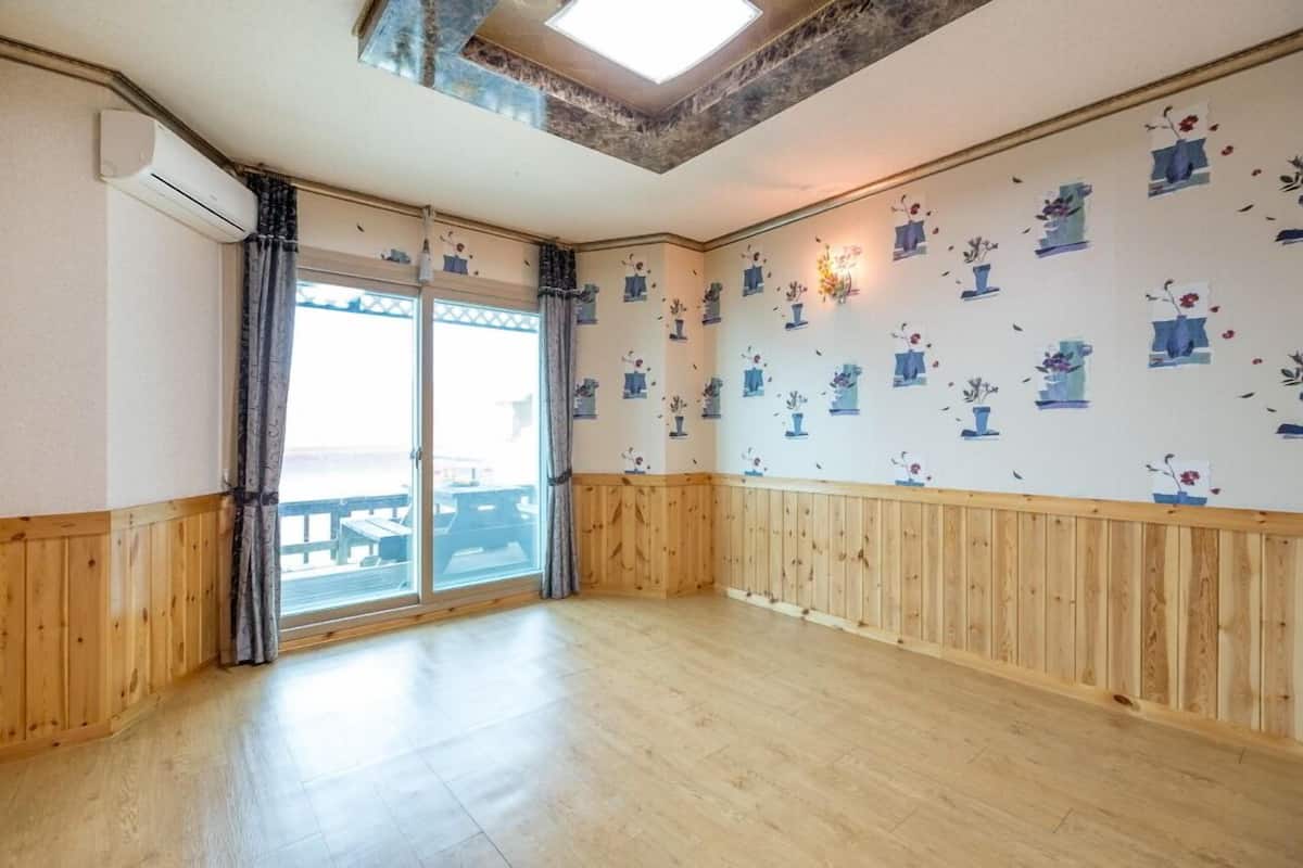 Room (104) | Free WiFi, bed sheets