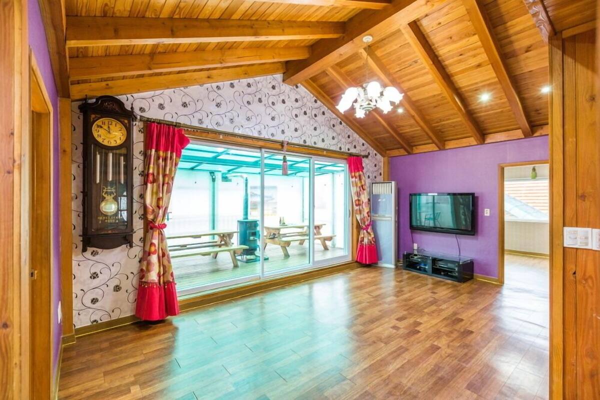Room (Rainbow) | Free WiFi, bed sheets