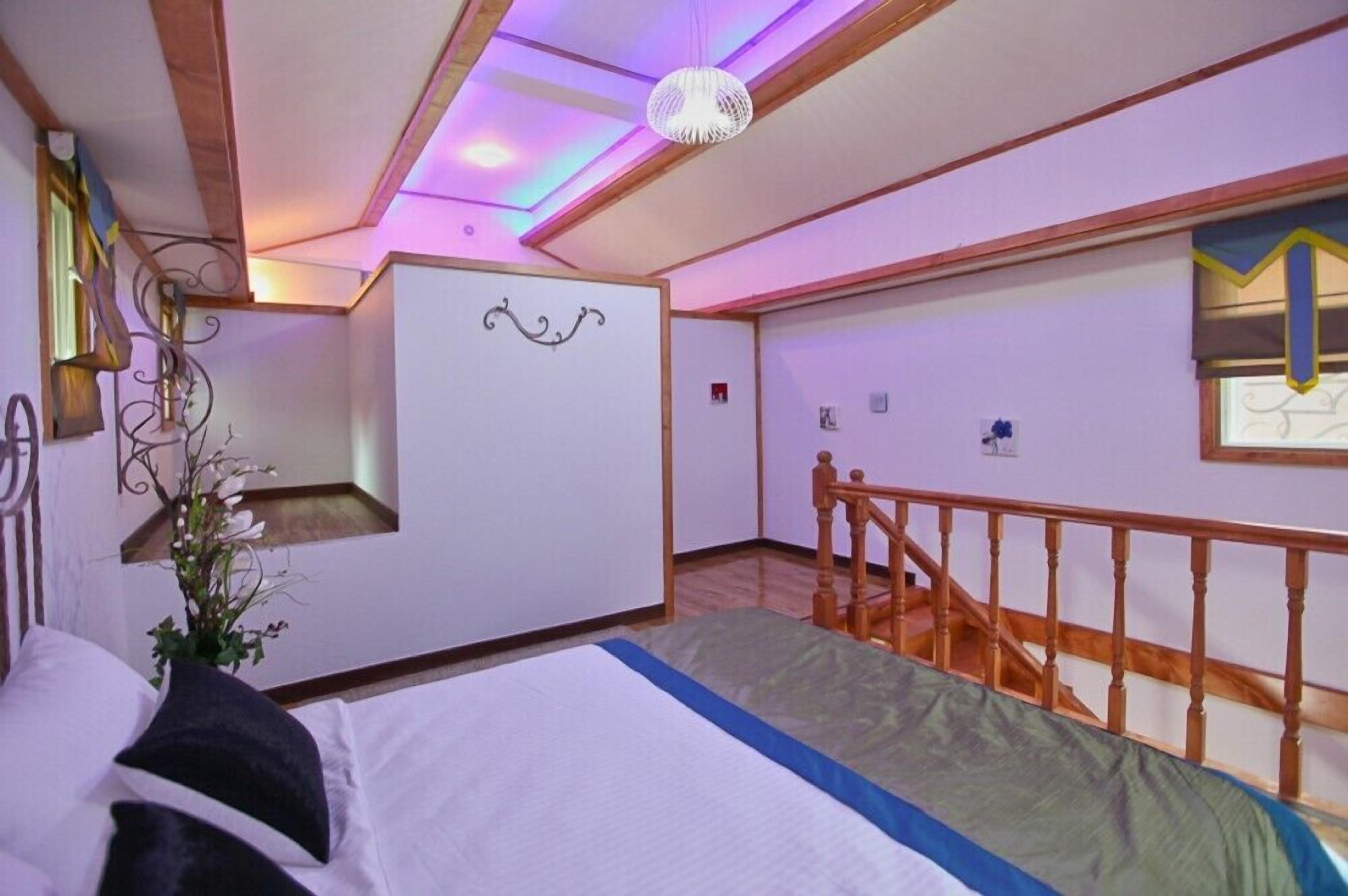 Room (Meoseulchajaseo) | Free WiFi, bed sheets