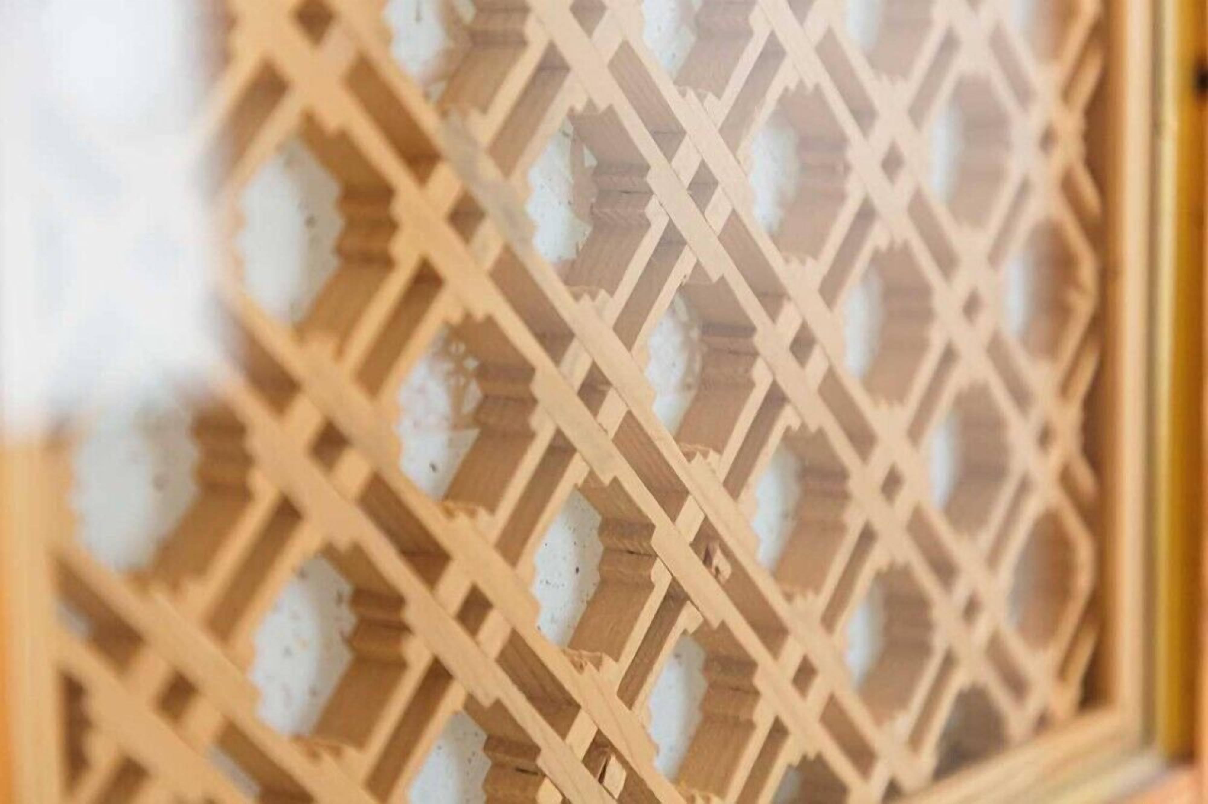 Primer plano de una estructura de madera con un diseño geométrico.