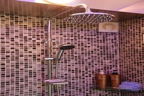 Zimmer (Meoseulchajaseo) | Kostenloses WLAN, Bettwäsche