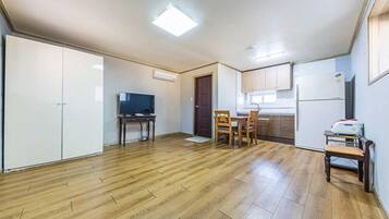 Room (Yulmae) | Free WiFi, bed sheets