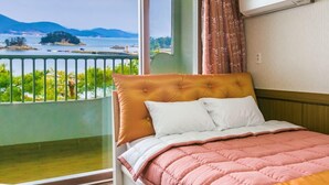 WiFi (free), bed sheets - Janggun Pension (Tongyeong)