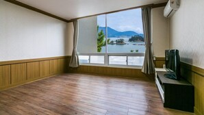 Room (Family room A (1st floor)) | WiFi (free), bed sheets - Janggun Pension (Tongyeong)