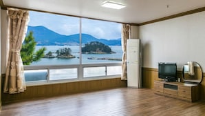 Room (Family room A (1st floor)) | WiFi (free), bed sheets - Janggun Pension (Tongyeong)