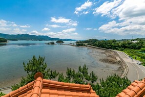 Quarto (Family room A (1st floor)) | Wi-Fi de cortesia, roupa de cama