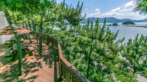 Room (Family room A (1st floor)) | WiFi (free), bed sheets - Janggun Pension (Tongyeong)