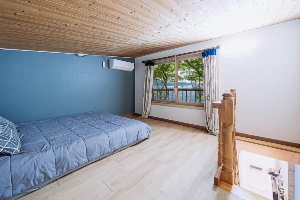 Room (Byulbitbada) | Free WiFi, bed sheets