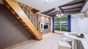 Room (Geumbitbada) | Free WiFi, bed sheets - Namhae Dream Pension (Namhae)