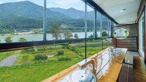 客房 (R-2) | 免费 WiFi、床单