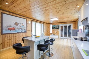 Room (Dalbit) | Free WiFi, bed sheets