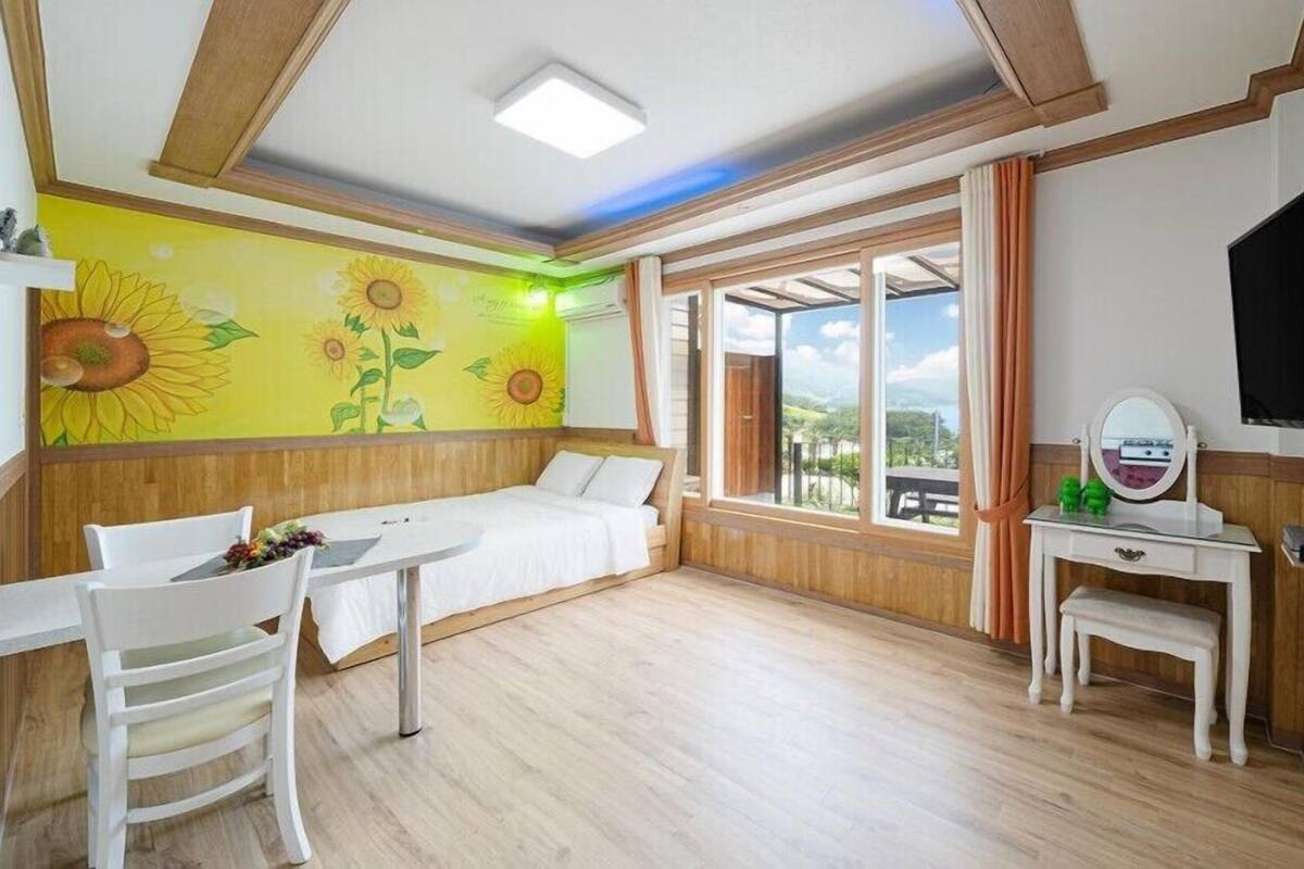 Room (Sunflower) | Free WiFi, bed sheets