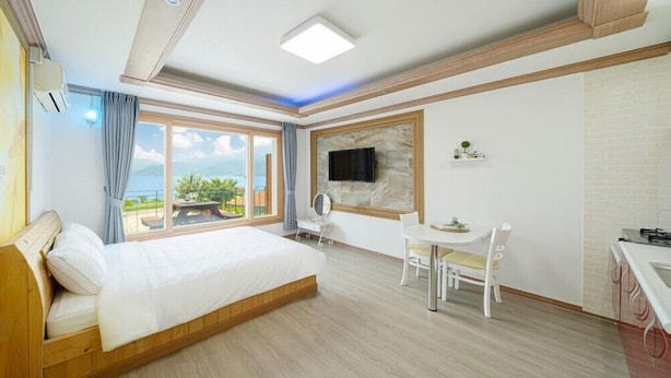 Room (Yellow flower) - Namehae Bada Maru (Namhae)