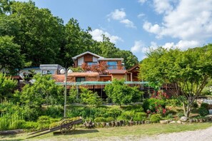 Una casa de dos pisos con un jardín delantero.