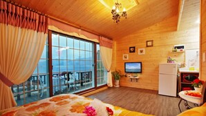 Room (Sky) | WiFi (free), bed sheets - Sea under the sky (Namhae)