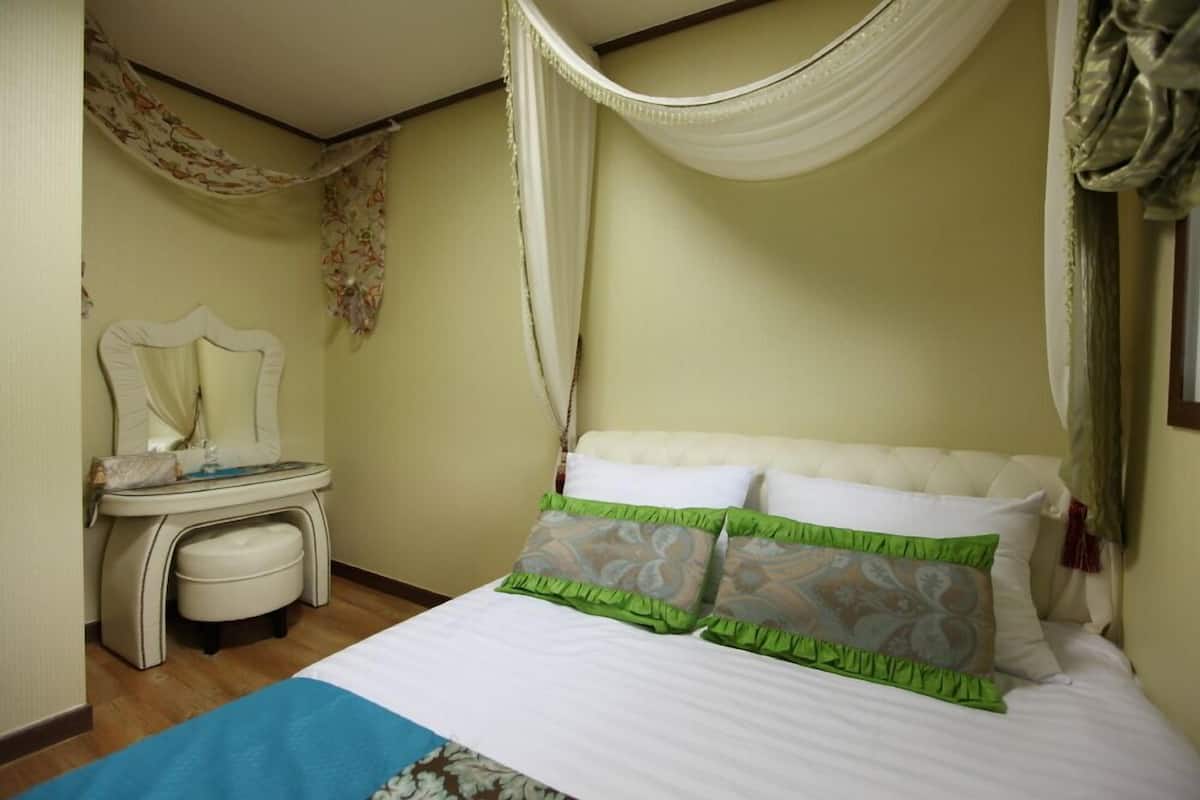 Room (Mindoro) | WiFi (free), bed sheets