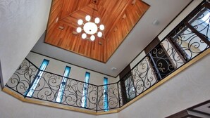 واي فاي مجانًا وملاءات أسرّة