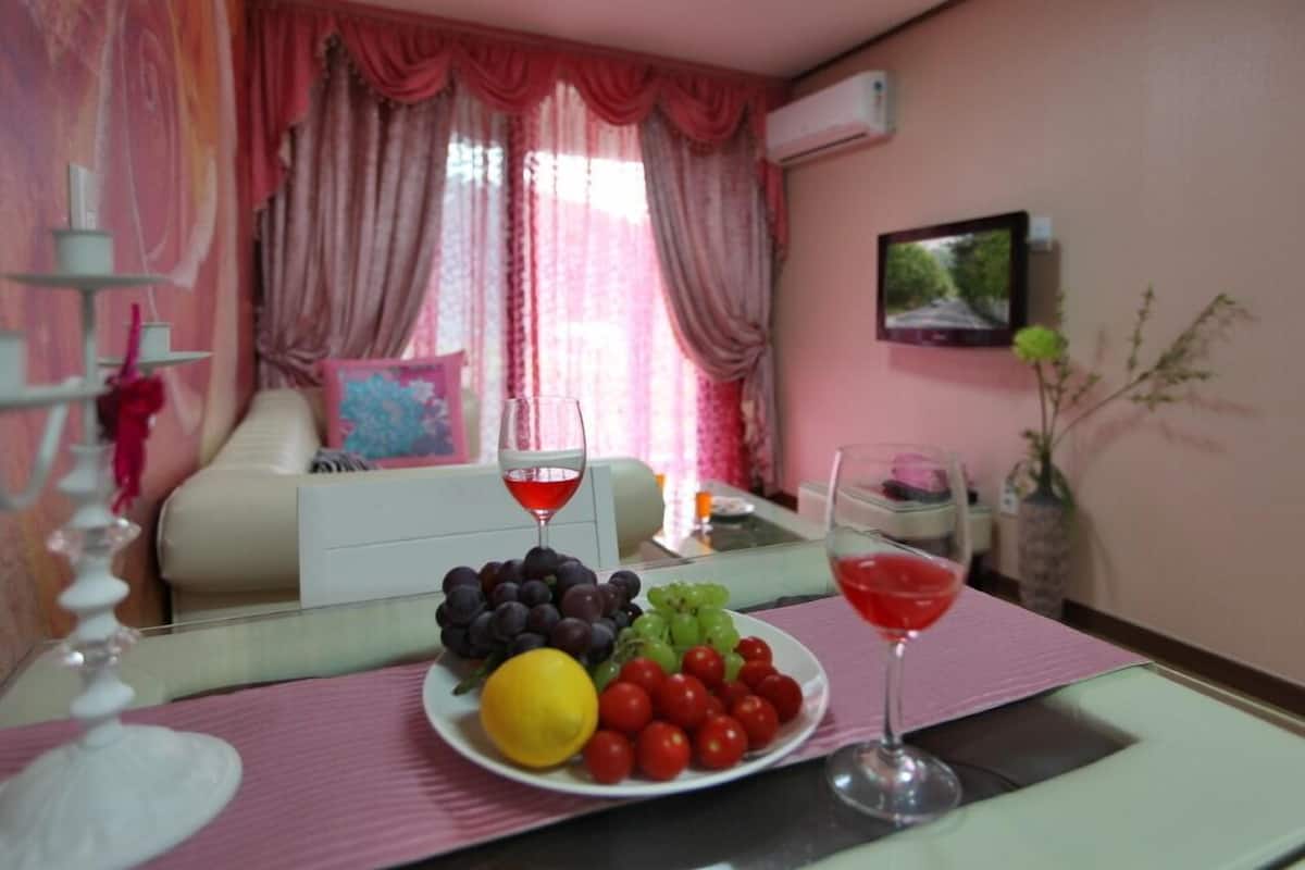 Room (El Nido) | Free WiFi, bed sheets