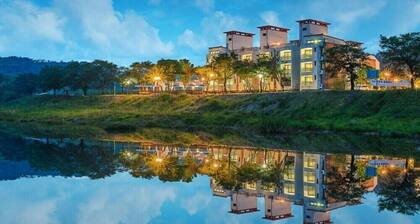 Gumgwan forrest Riverside house