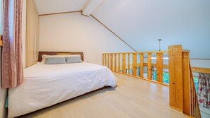 Room (Sky) | Free WiFi, bed sheets - Youngwol Cloud Garden Pension (Yeongwol)