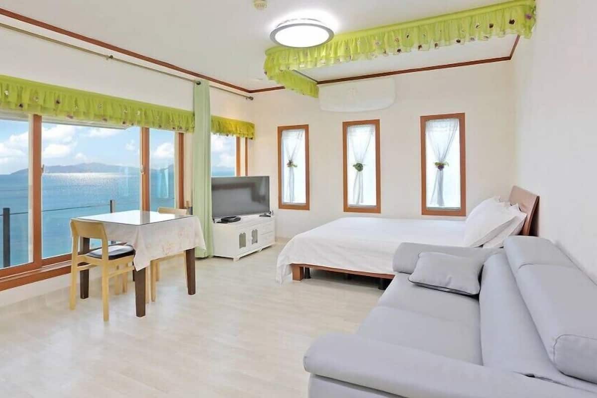 Room (Chasse Spleen) | Free WiFi, bed sheets