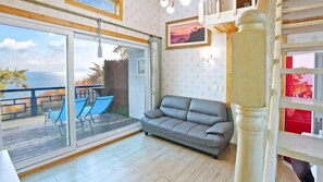 Room (Petrus) | Free WiFi, bed sheets - Silver Sea Pension (Namhae)