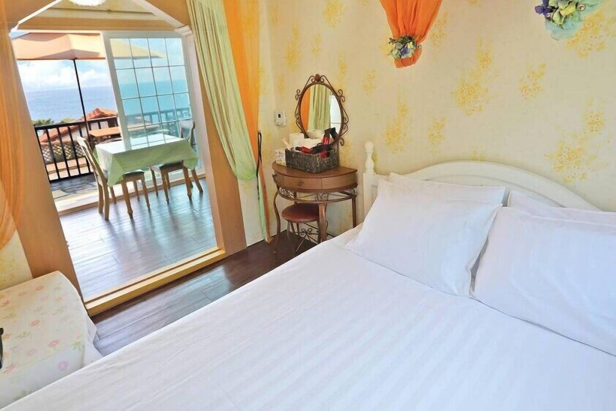 Room (Bosejour) | WiFi (free), bed sheets