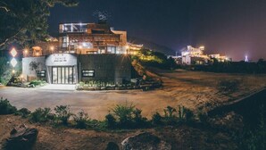 المنشأة من الخارج