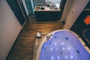 Room (R202) | Free WiFi, bed sheets