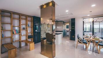 Room (R101) | Free WiFi, bed sheets