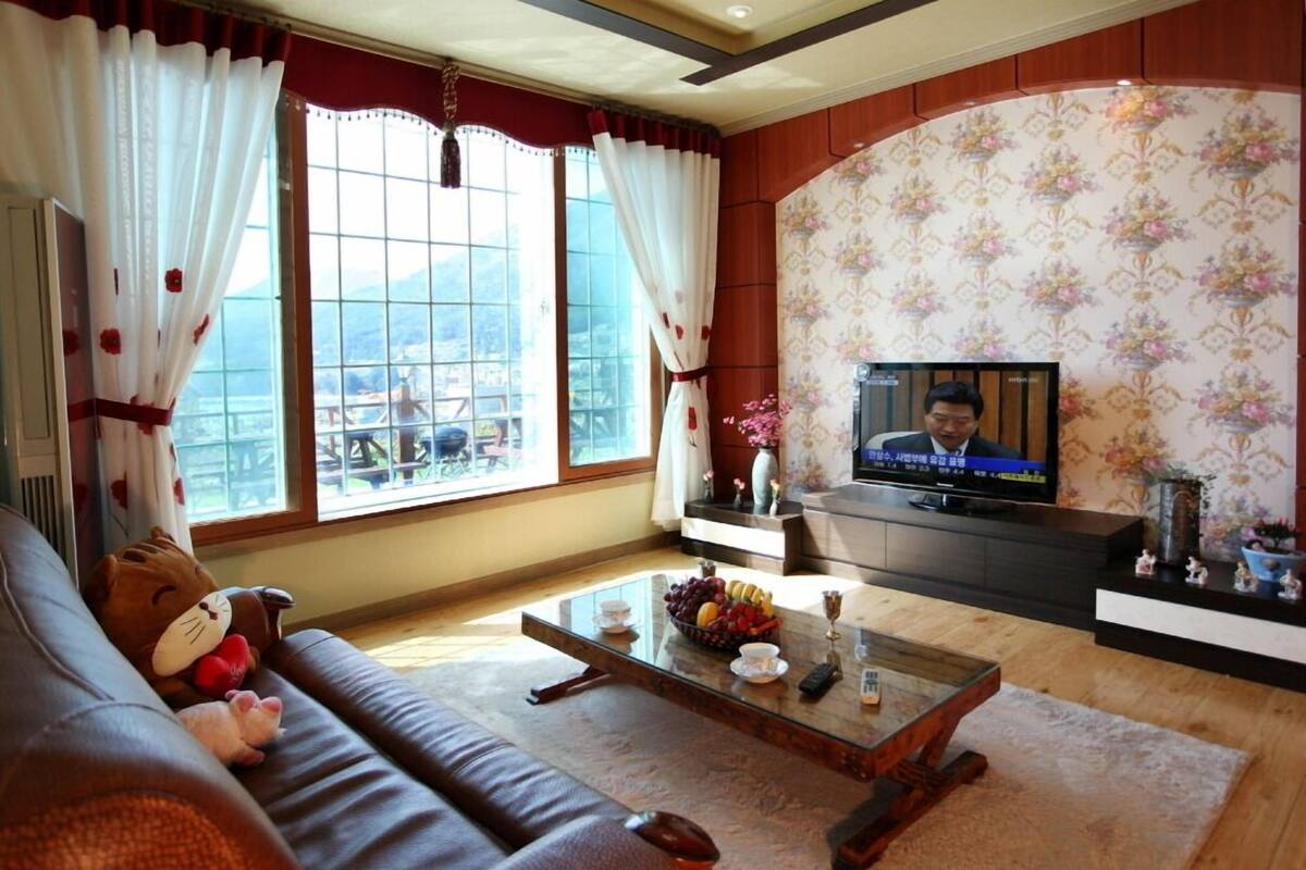 Room (Sunflower) | Free WiFi, bed sheets