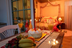 Room (Hyacinth) | Free WiFi, bed sheets - Geoje White Pension (Geoje)