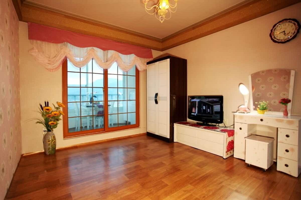 واي فاي مجانًا وملاءات أسرّة