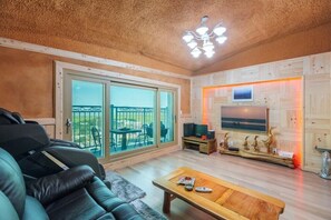 Room (Special 301) | Free WiFi, bed sheets - Seom Green Pension (Sinan)