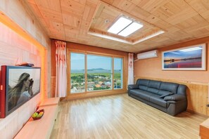 Room (Island 202) | Free WiFi, bed sheets - Seom Green Pension (Sinan)