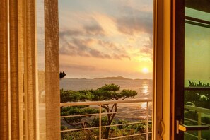 Room (C-2) | Free WiFi, bed sheets - Sunset Pension (Incheon)