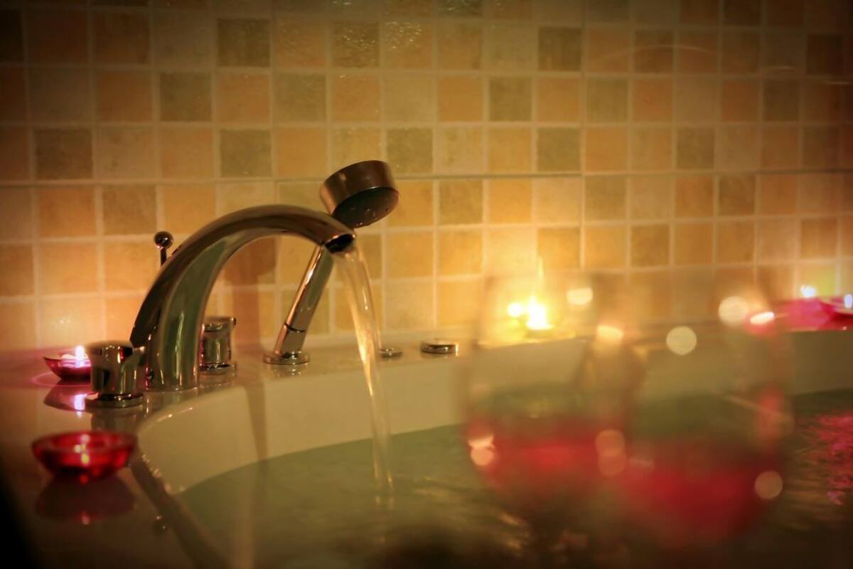 Room (Purple (Whirlpool Spa))