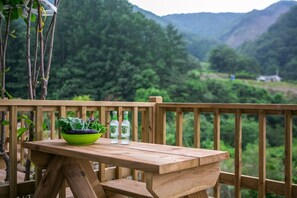 Room (Walnut) | Free WiFi, bed sheets - Yoonsul Pension (Yeongdong)
