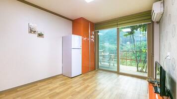 Room (Peach) | Free WiFi, bed sheets