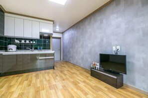 Room (Walnut) | Free WiFi, bed sheets - Yoonsul Pension (Yeongdong)