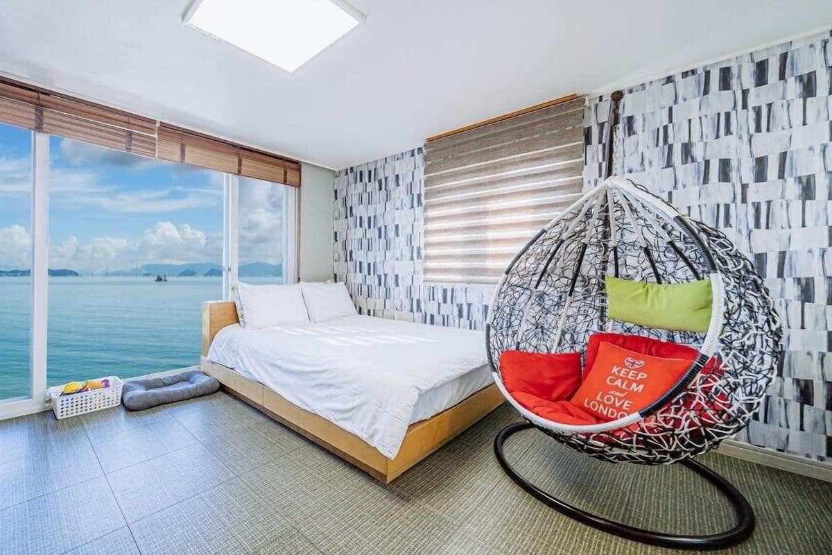 Room (Mint 301) | WiFi (free), bed sheets