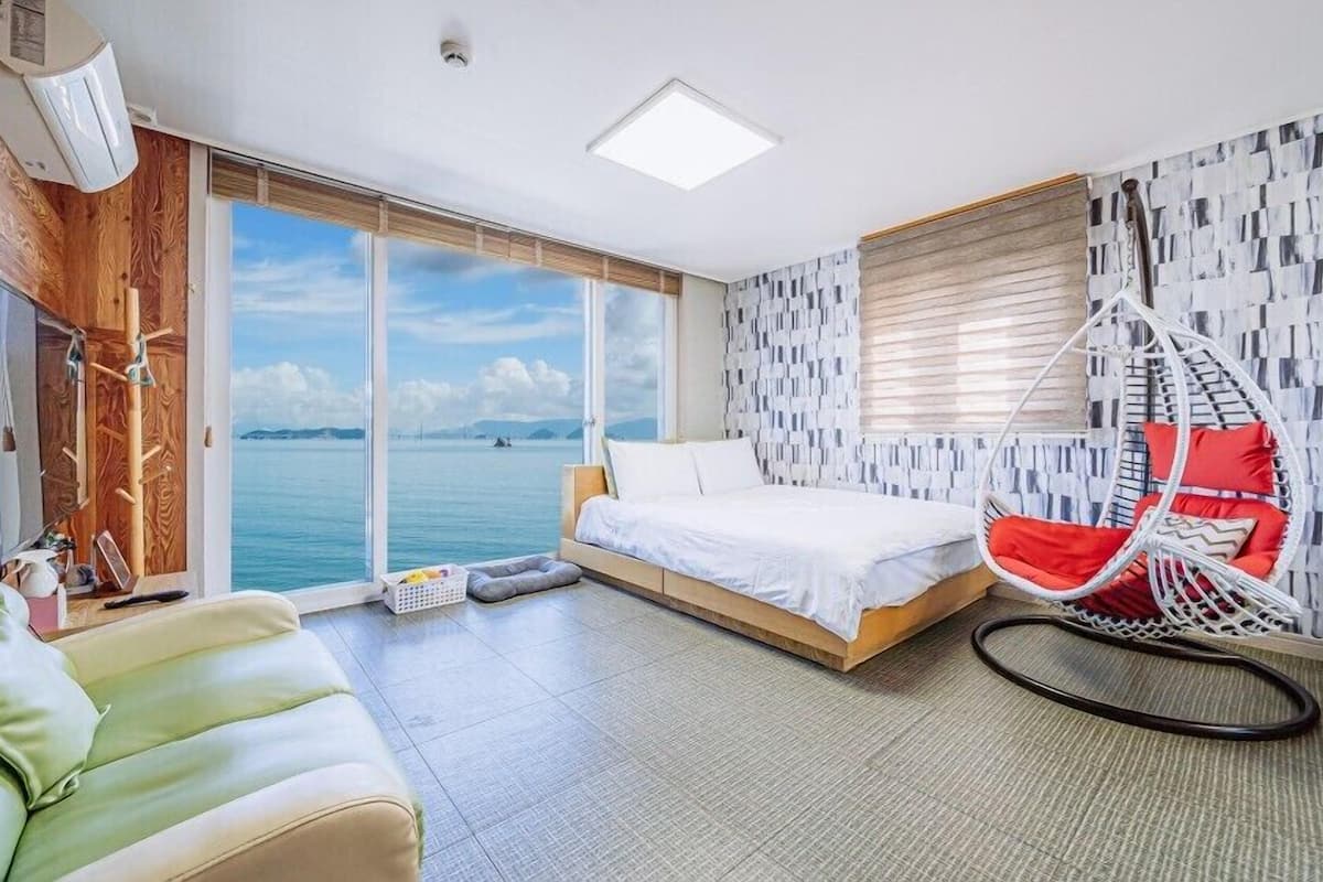 Room (Mint 201) | WiFi (free), bed sheets