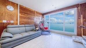 Room (Mint 401) | Free WiFi, bed sheets - Geoje beach house (Geoje)