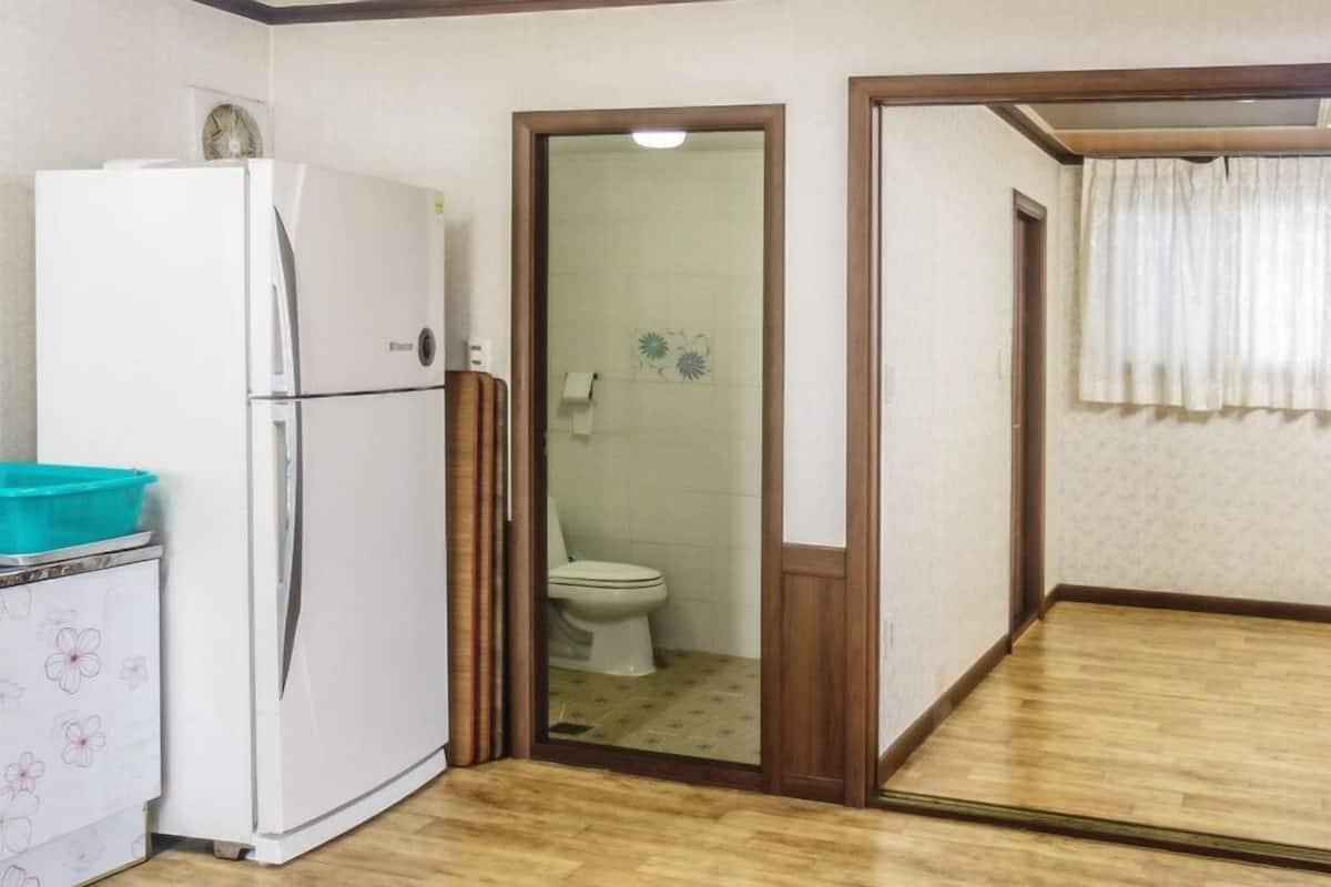 Room (Byulgwan Group-dong) | Free WiFi, bed sheets