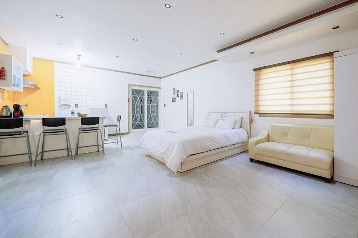 Room (Room 102 SPA)