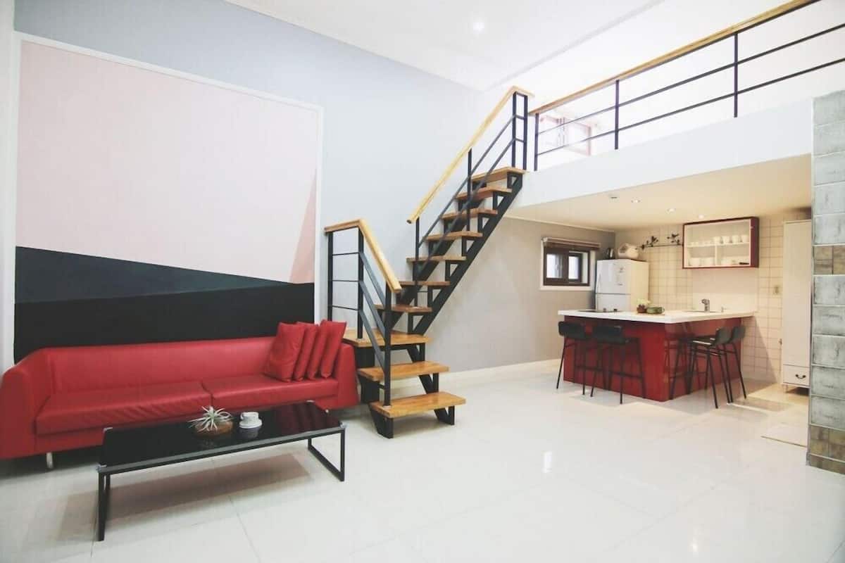 Room (202) | WiFi (free), individually decorated, individually furnished, bed sheets