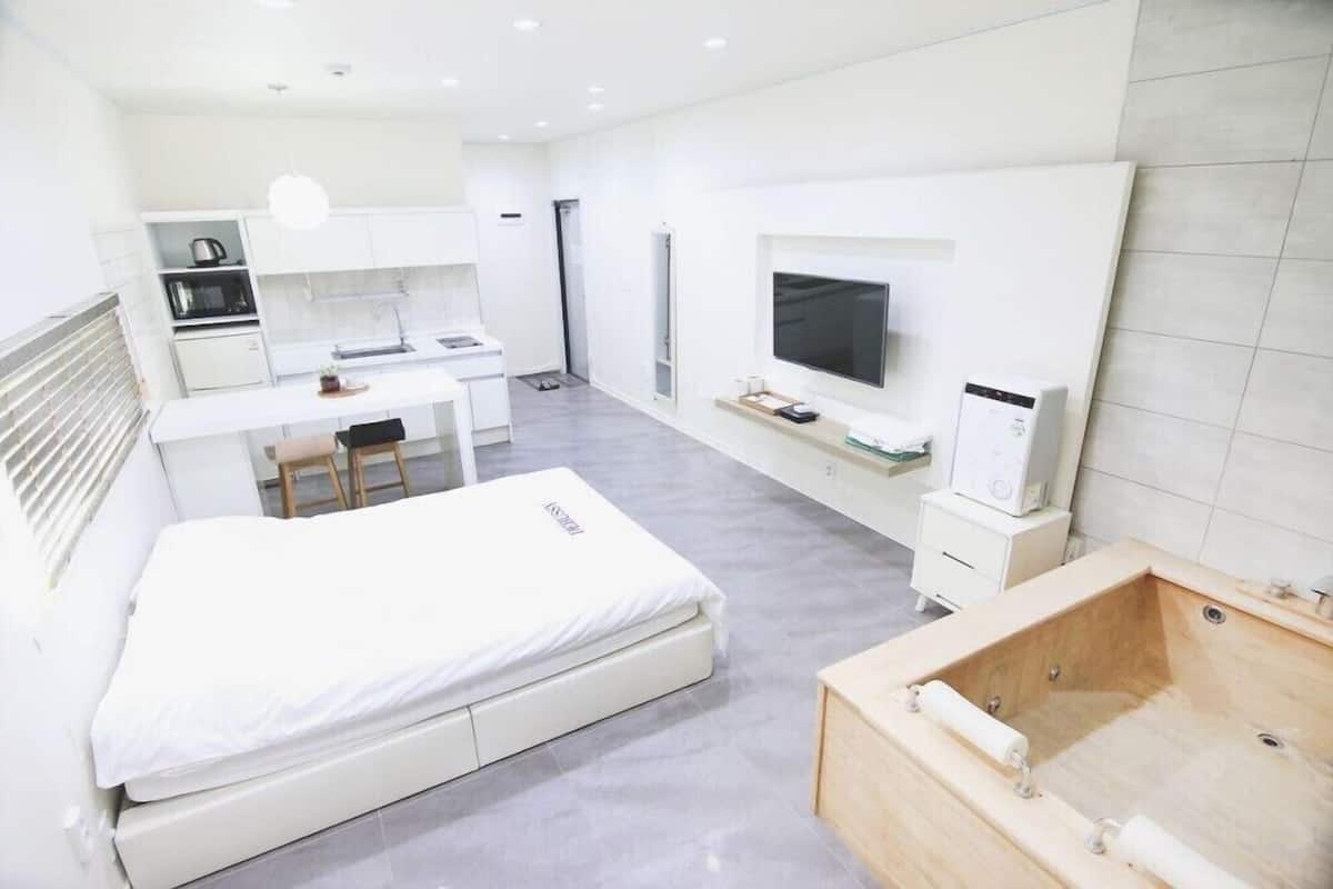 Room (106) | WiFi (free), individually decorated, individually furnished, bed sheets